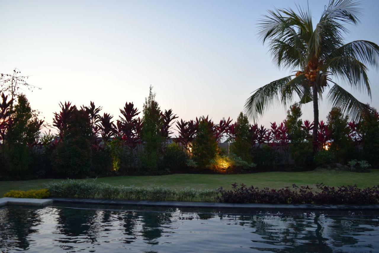 Villa Putih ロヴィーナ エクステリア 写真